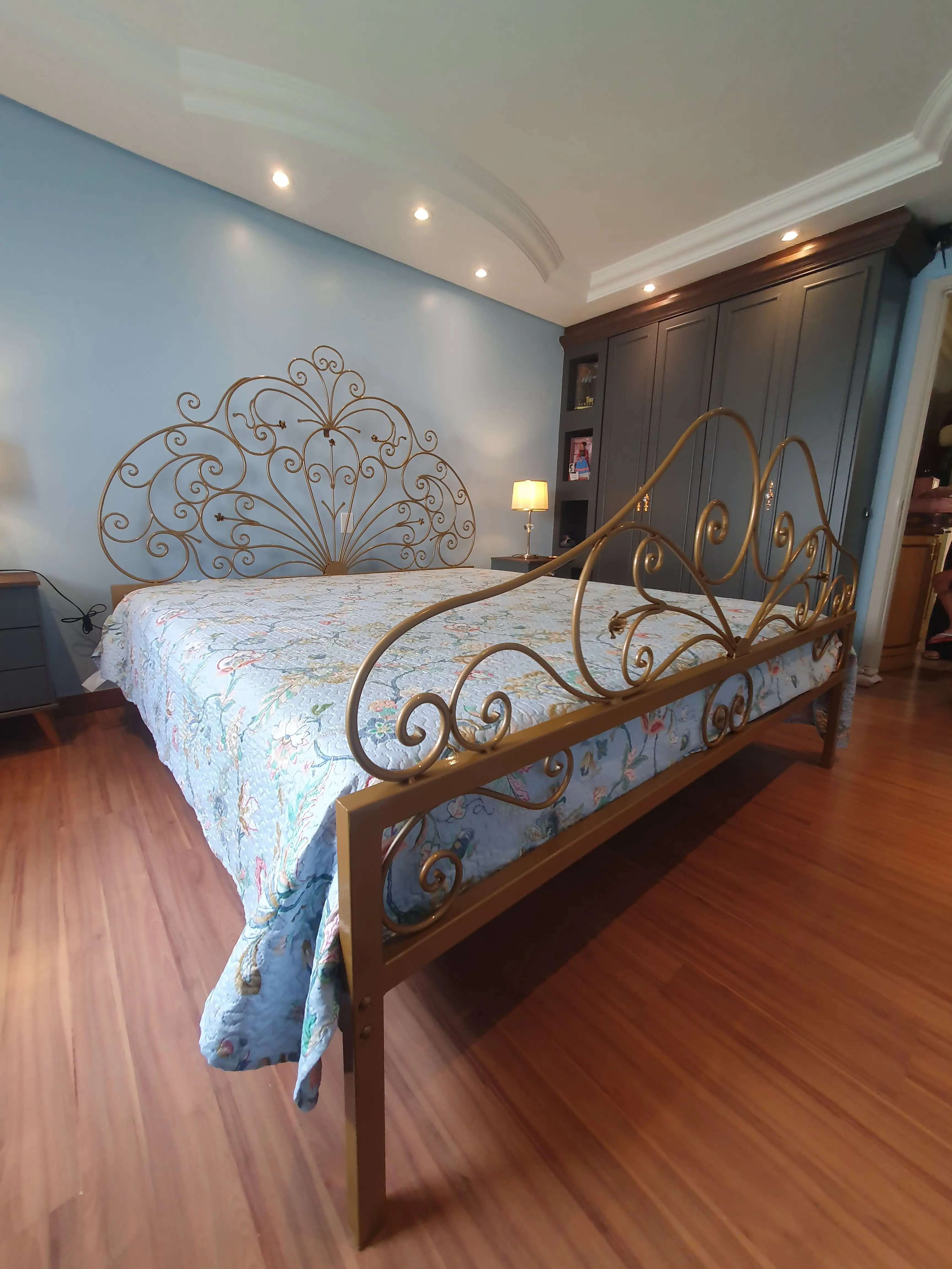 Cama de ferro dourada