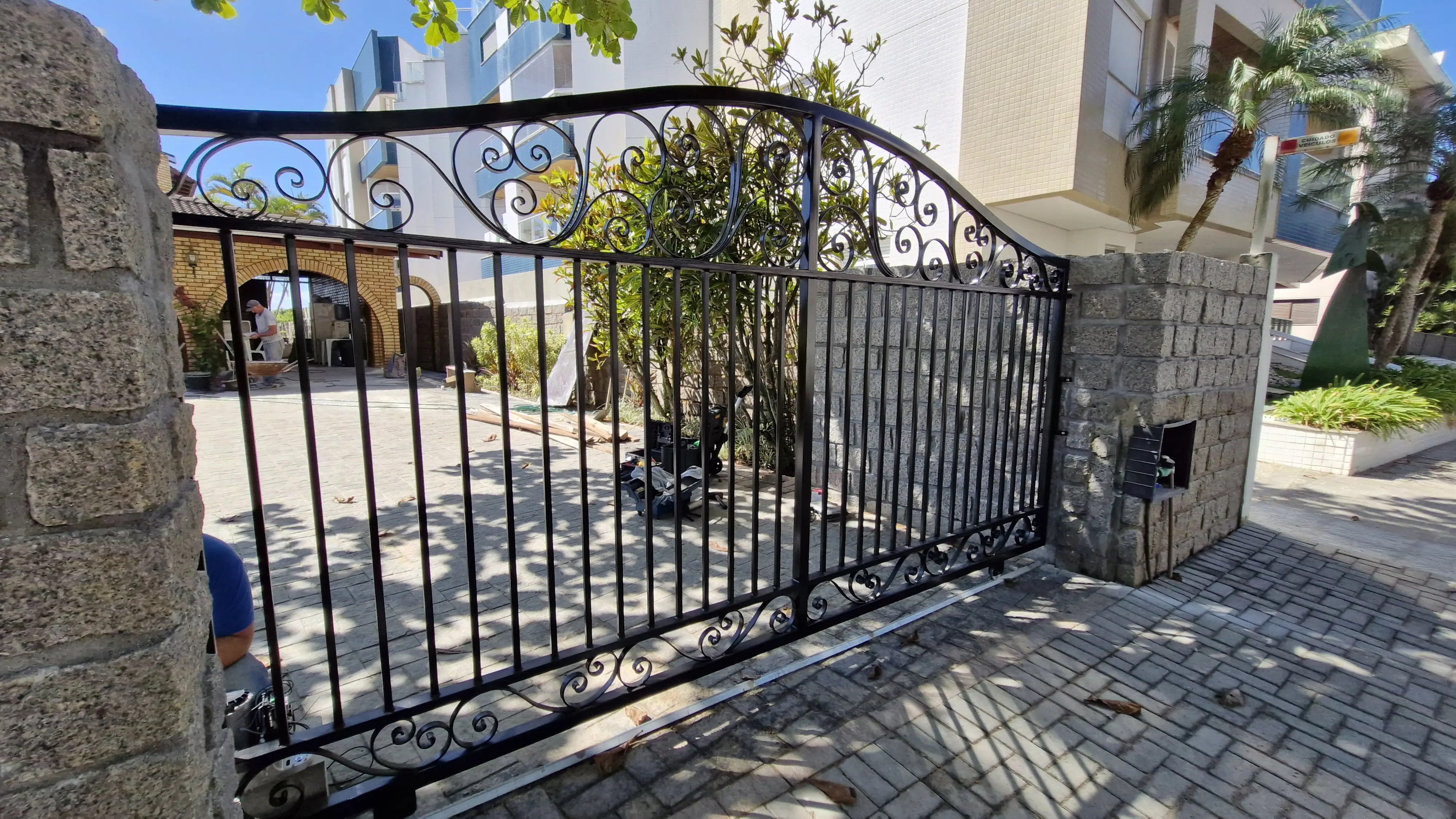 Portão de ferro de correr preto